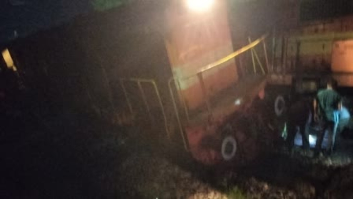 Raebareli News: मालगाड़ी और रेल का इंजन आमने-सामने टकराया, लोको पायलट समेत 2 घायल