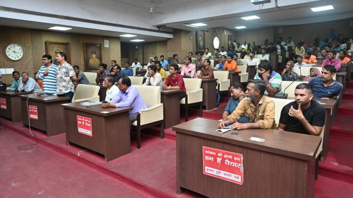 निगम आयुक्त अबिनाश मिश्रा ने ली फेरीवालों की बैठक, साफ-सफाई और अवैध कब्जों को लेकर दी सख्त हिदायत