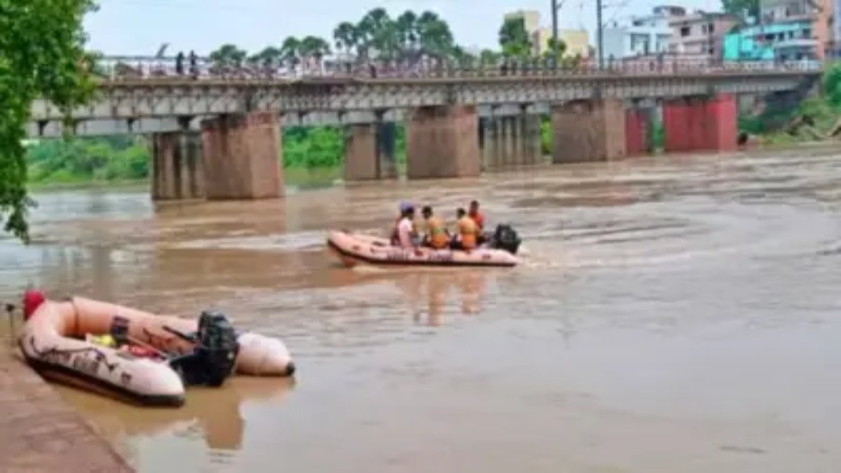 चलती बाइक से पत्नी ने नदी में लगाई छलांग, बीवी को बचाने पति भी कूदा, फिर…