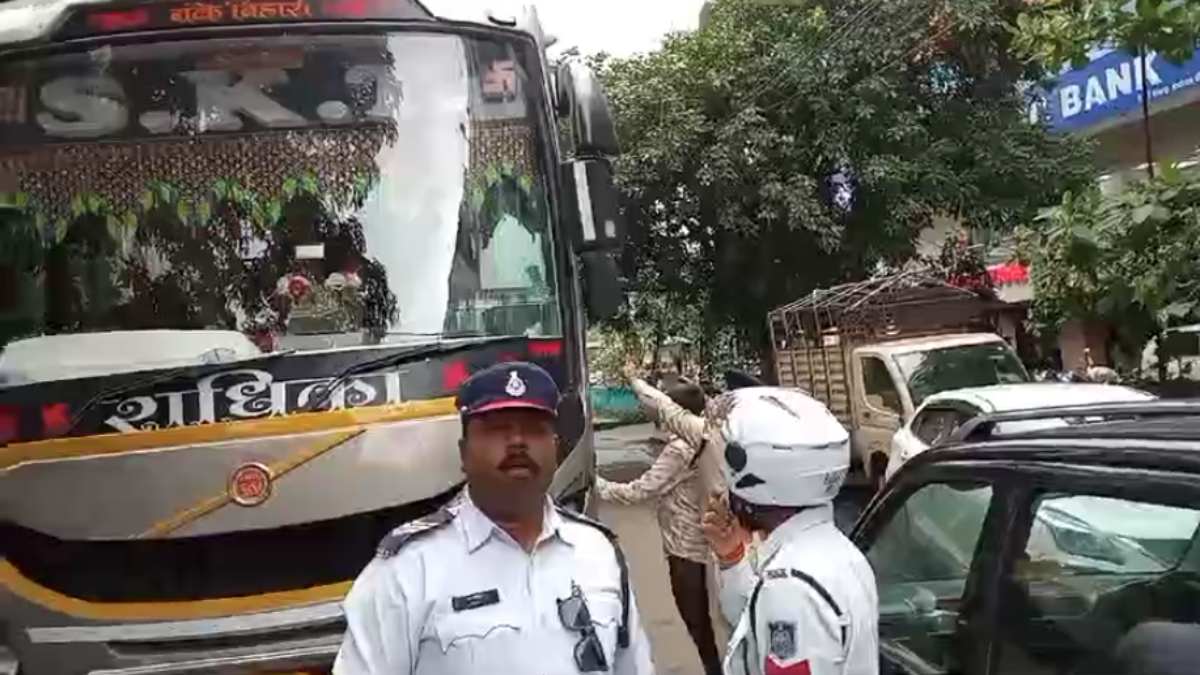 एक्शन में इंदौर प्रशासन: शहरी क्षेत्र में बस पार्क करना संचालकों में पड़ा भारी, टीम ने वाहन किया जब्त