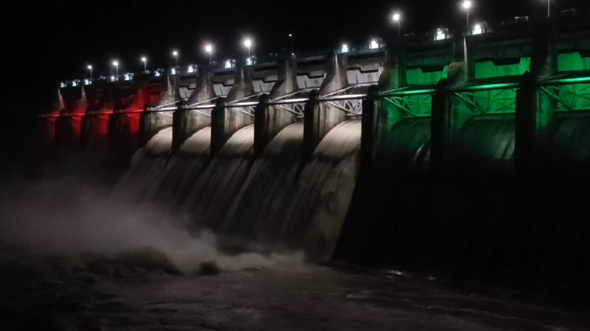 तिरंगे के रंग में रंगा तवा डैम का पानी, देखिए खूबसूरत वीडियो