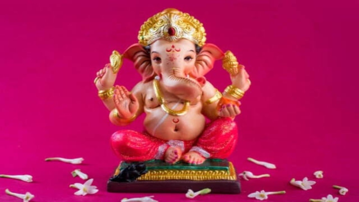 अपने शॉप या ऑफिस पर रखें बप्पा की मंगल मूर्ति, जानिए कौन से रंग की प्रतिमा होती है सबसे शुभ…