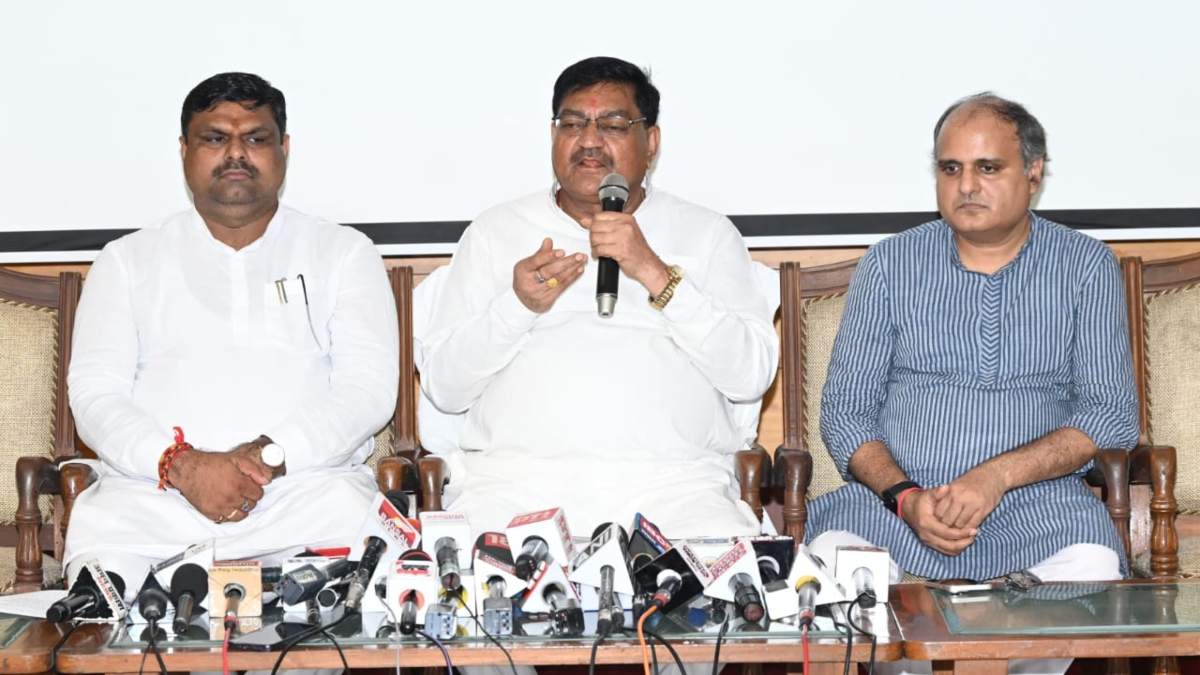 मंत्री दयाल दास बघेल ने विधायक देवेंद्र यादव पर लगाए गंभीर आरोप, कहा- MLA ने शांति ध्वज का किया अपमान, समाज नहीं करेगा बर्दाश्त