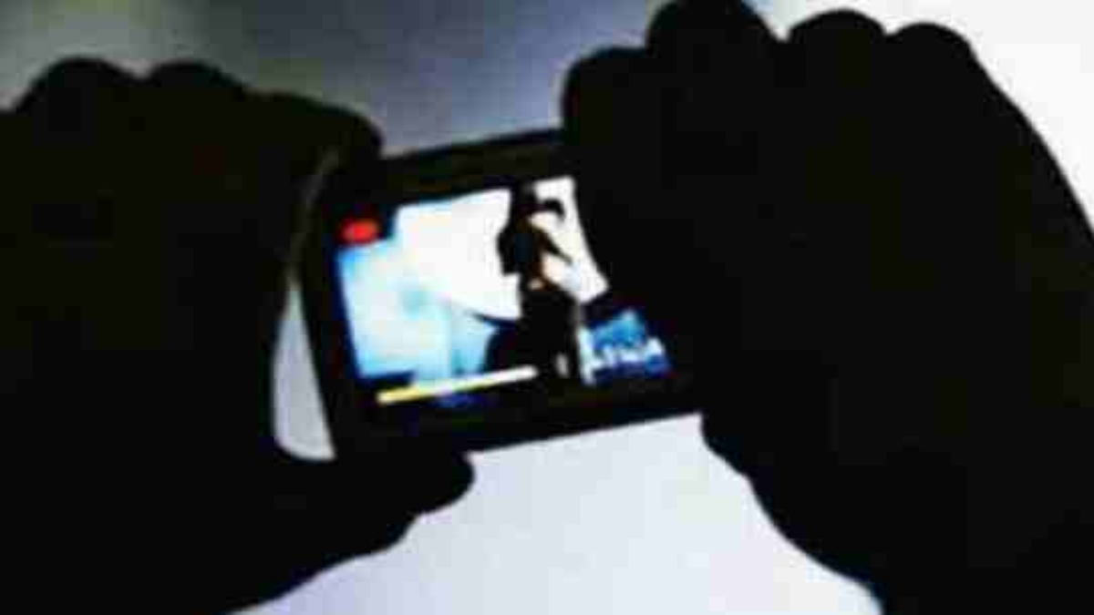 युवती का नहाते हुए बनाया वीडियो, ब्लैकमेल कर मिटाता रहा हवस की भूख, फिर धर्म परिवर्तन के लिए बनाया दबाव