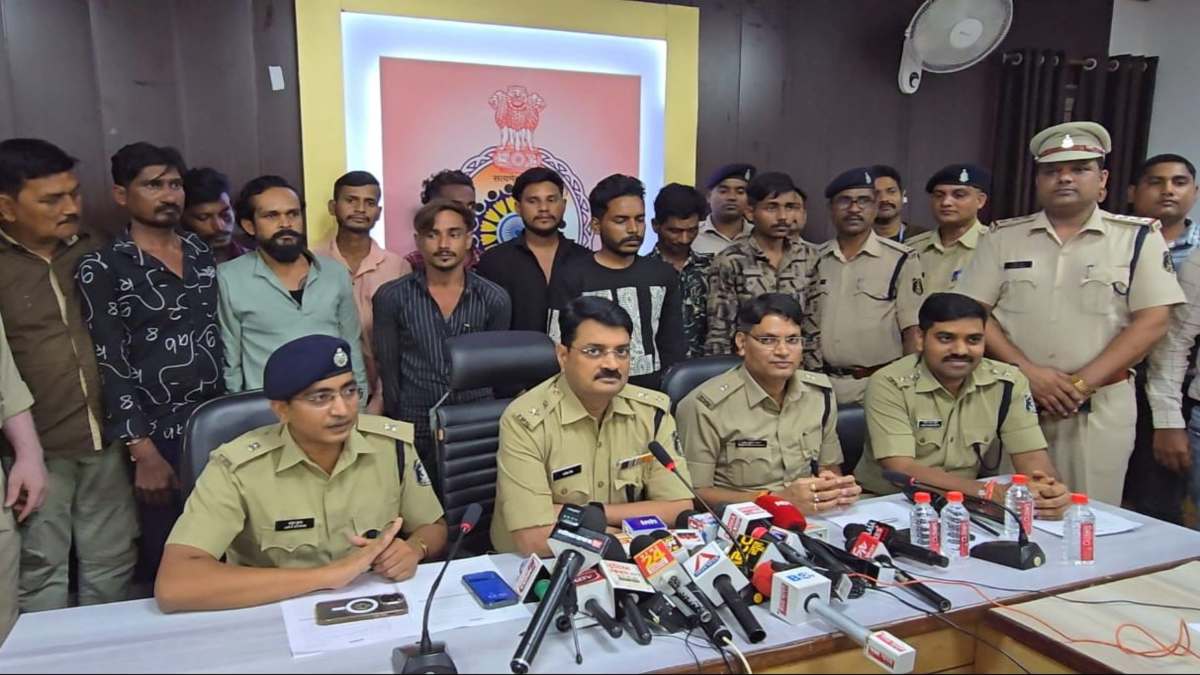 न्यायधानी में आतंक फैलाने की साजिश नाकाम: ATM लूटने की योजना बना रहे 11 हथियारबंद बदमाश गिरफ्तार, देसी कट्टा और जिंदा कारतूस बरामद