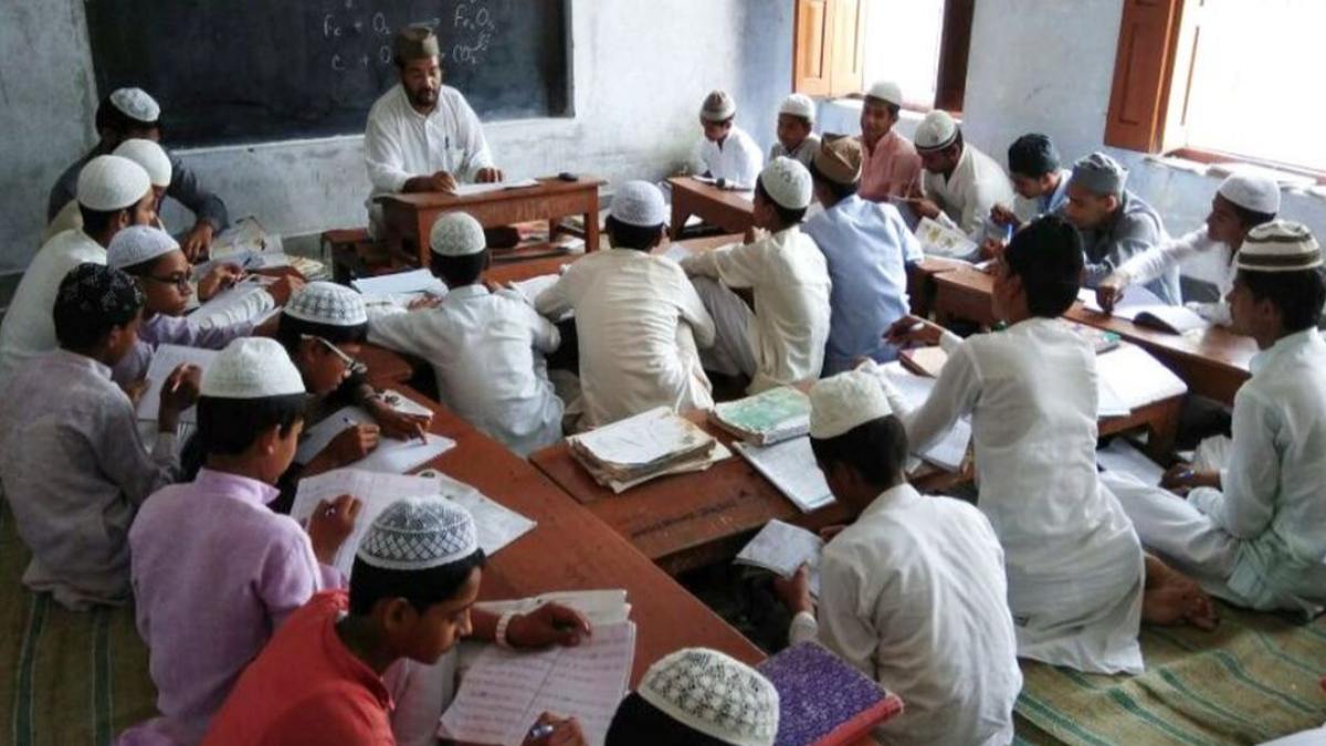 रद्द नहीं होगा मदरसा कानून: इलहाबाद हाईकोर्ट के फैसले पर सुप्रीम कोर्ट ने लगाई रोक, 17 लाख छात्रों पर पड़ेगा असर