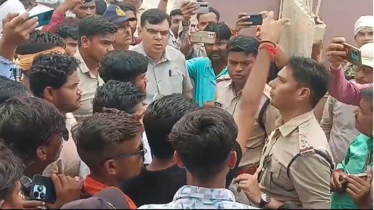 छात्रा से बैड टच का मामला: कार्रवाई की मांग लेकर NSUI ने स्कूल का किया घेराव, गिनाई कई कमियां