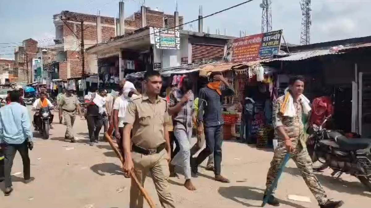 जुआरियों का पुलिस ने निकाला जुलूस, जुआ खेलते 13 लोग धराए, कैश समेत गाड़ियां जब्त