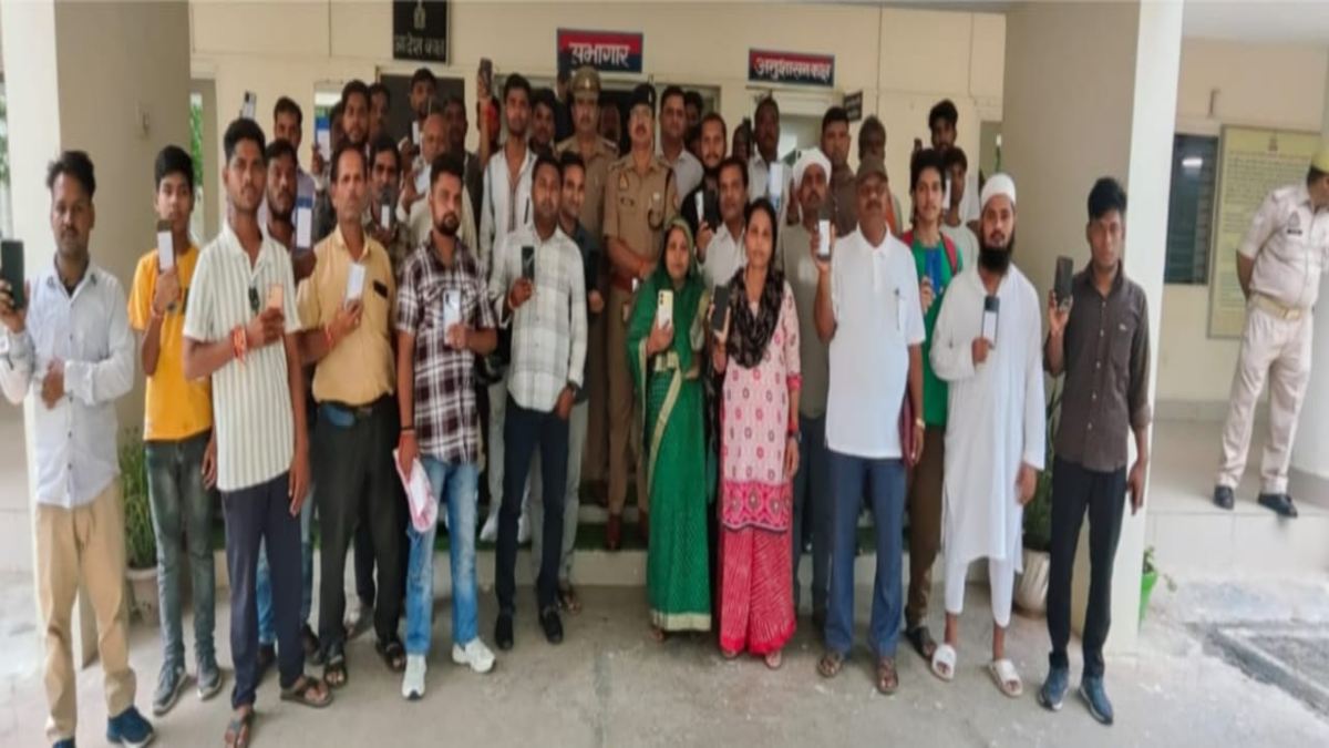पुलिस ने ढूंढ निकाले गुम हुए 20 लाख कीमत के 101 मोबाइल, मालिकों को मिले तो खिल गए चेहरे