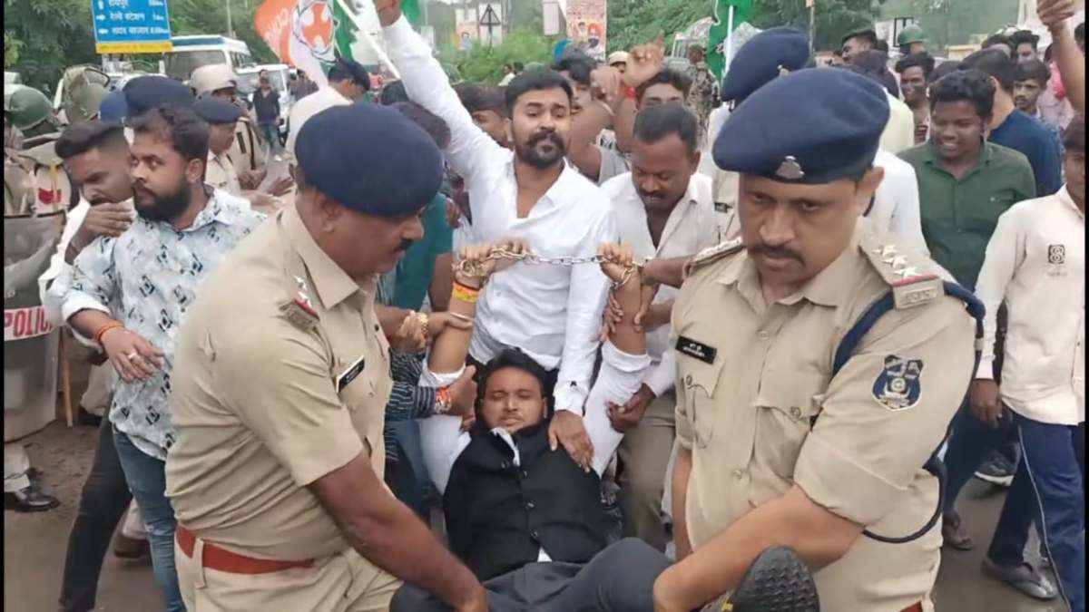 विधायक देवेंद्र यादव के गिरफ्तारी के खिलाफ युवा कांग्रेस का जेल भरो आंदोलन, सिटी कोतवाली का किया घेराव