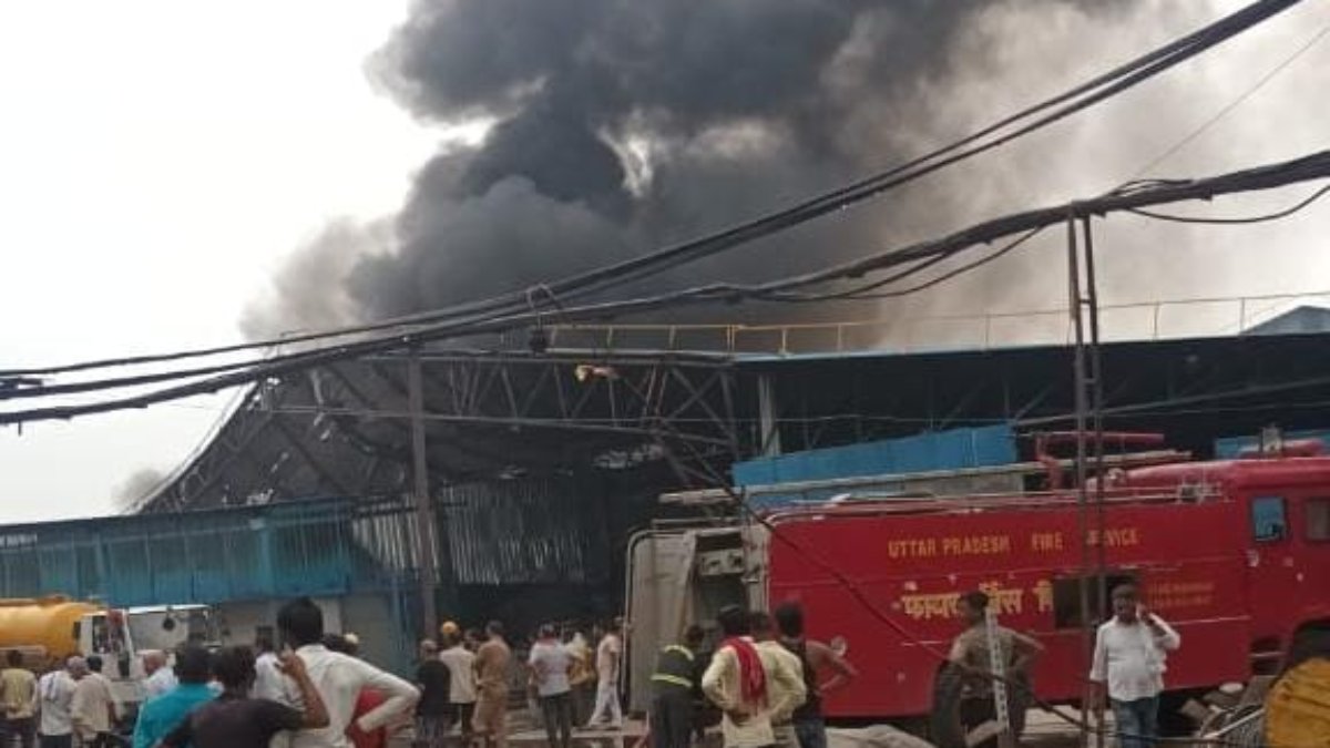आग ने मचाई तबाही, कांच कारखाने में लगी भीषण आग, कई लाख के नुकसान की आशंका