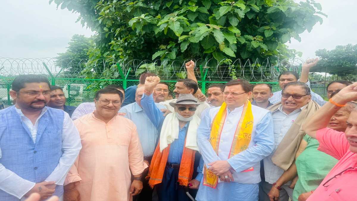 राज्य आंदोलनकारियों से CM धामी से की मुलाकात, 10% आरक्षण देने पर लोगों ने मुख्यमंत्री का जताया आभार