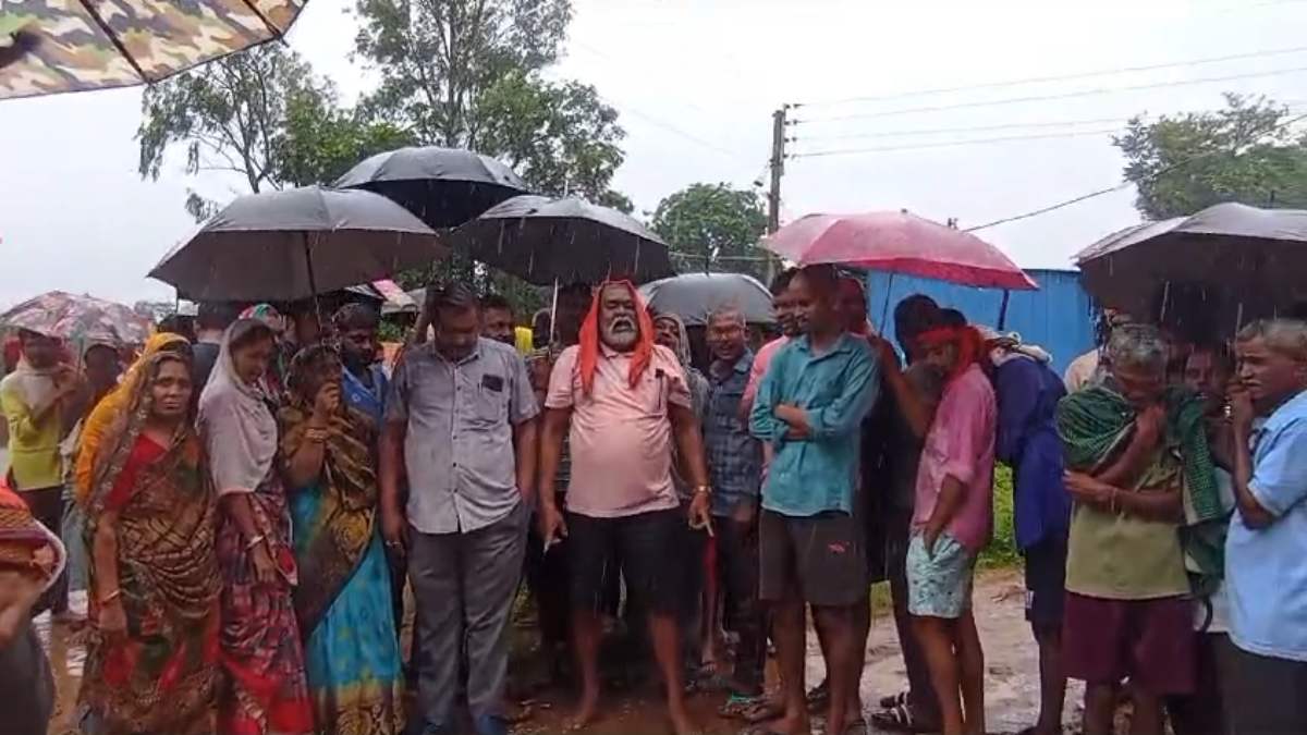 दुष्कर्म के मामले में FIR दर्ज न करने मांगी 3 लाख की रिश्वत, ग्रामीणों ने किया पुलिस चौकी का घेराव, इधर महिला ने आरोप लिया वापस