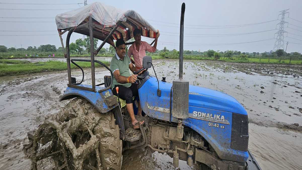 विधायक गजेंद्र यादव पहुंचे खेत, ट्रैक्टर चलाकर की मताई, कहा- अपनी संस्कृति, माटी और मूलकार्य को नहीं छोड़ना चाहिए