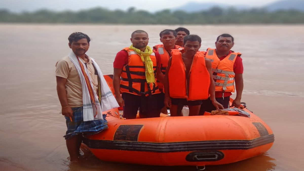 उफनती नदी में पलटी नाव, ग्रामीण तेज धार में बह कर फंस गया झांड़ियों में, बचाव दल ने बचाया