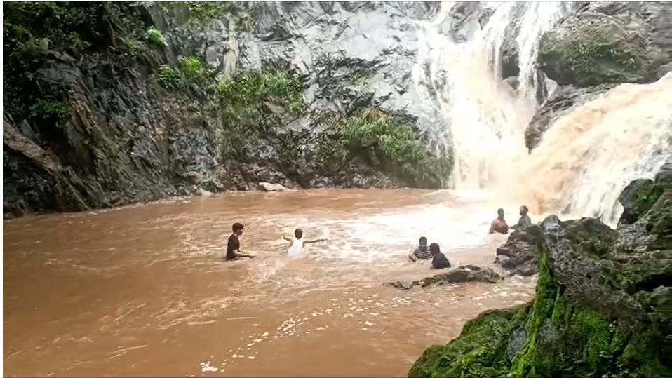 ​रानी दहरा जलप्रपात में नहाने के दौरान युवक डूबा, दोस्तों के साथ गया था पिकनिक मनाने, खोजबीन जारी