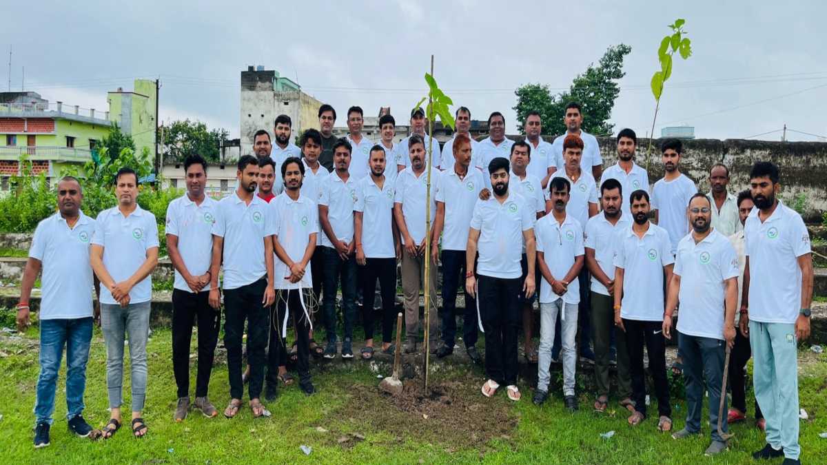 पर्यावरण से दोस्ती की अनूठी मिसाल : नेचर लवर्स ने मित्रता दिवस पर पौधों को बांधा फ्रेंडशिप बेल्ट…हरेली पर किया पौधारोपण