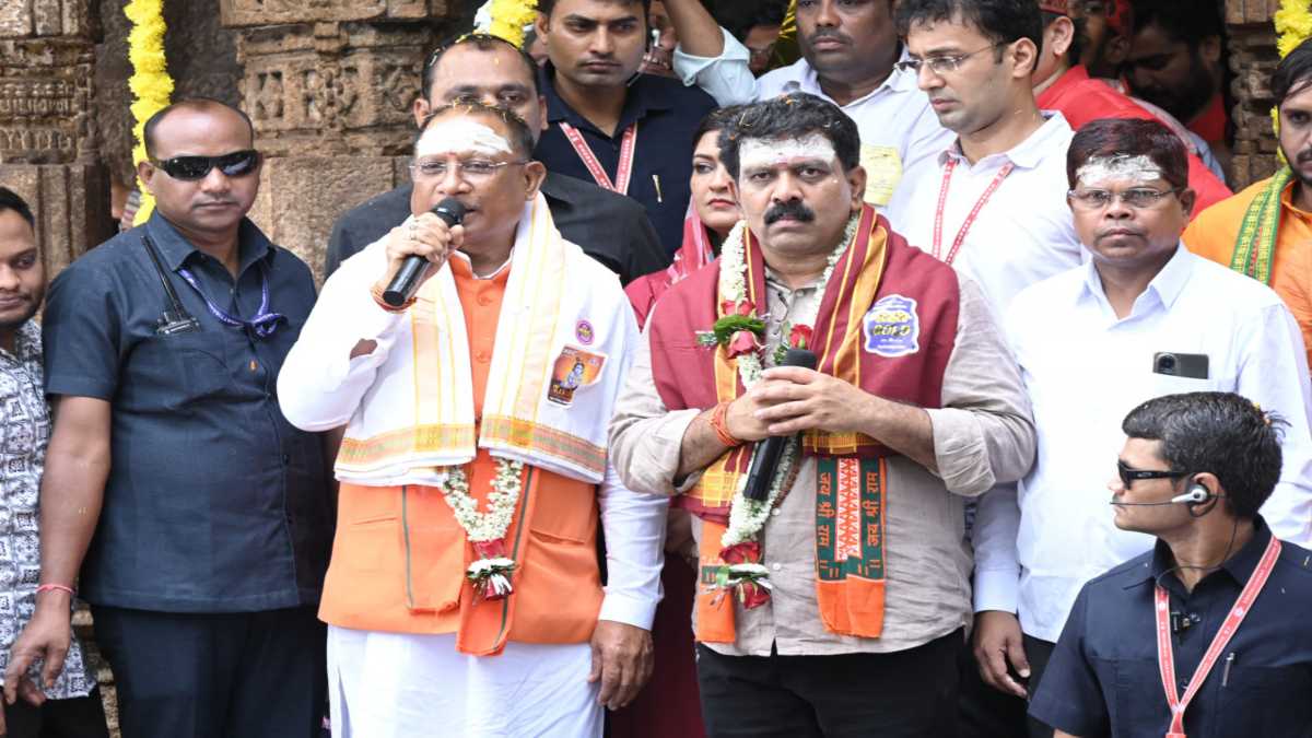 सीएम विष्णुदेव साय का कांग्रेस पर तीखा प्रहार, कहा- पिछली सरकार ने लाठी-डंडे बरसाए थे, हमारी सरकार ने सनातनियों पर बरसाए फूल