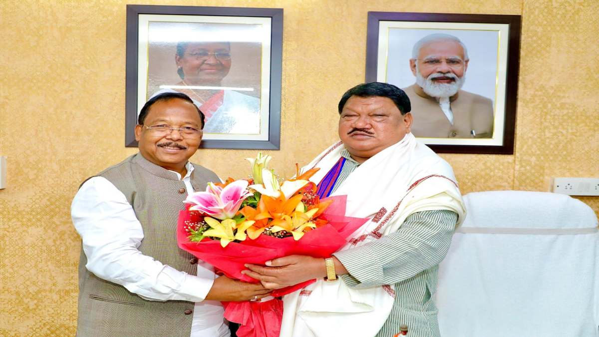 केंद्रीय मंत्री जुएल ओराम से मिले आदिम जाति विकास मंत्री रामविचार नेताम, पीएम आदर्श ग्राम योजना की शेष राशि जारी करने का अनुरोध