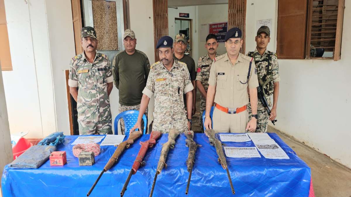 डीआरजी, बस्तर फाइटर और पुलिस की संयुक्त कार्रवाई, नक्सलियों के डंप किए गए हथियार बरामद …
