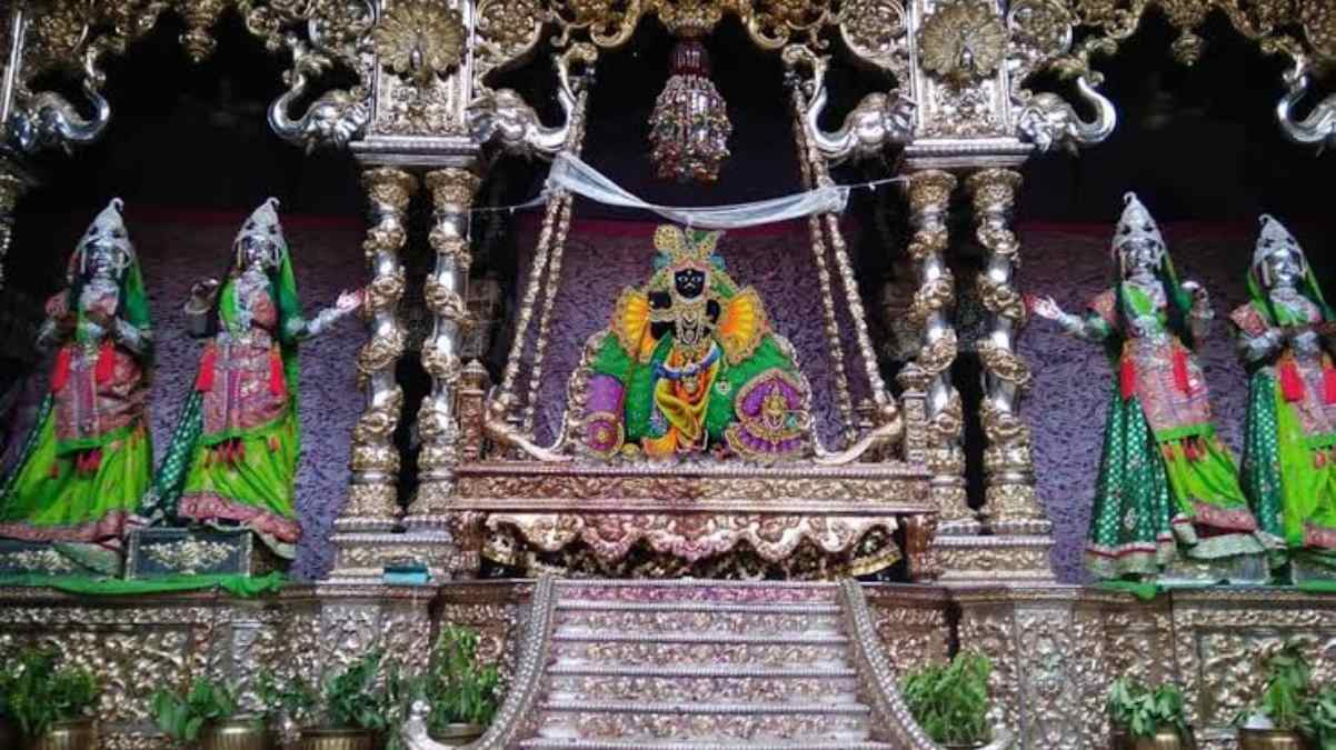 सोने-चांदी हिंडोले में विराजमान हुए बांके बिहारी, 5 लाख से अधिक से श्रद्धालु पहुंचे वृन्दावन, दर्शन के लिए भक्तों का लगा तांता …