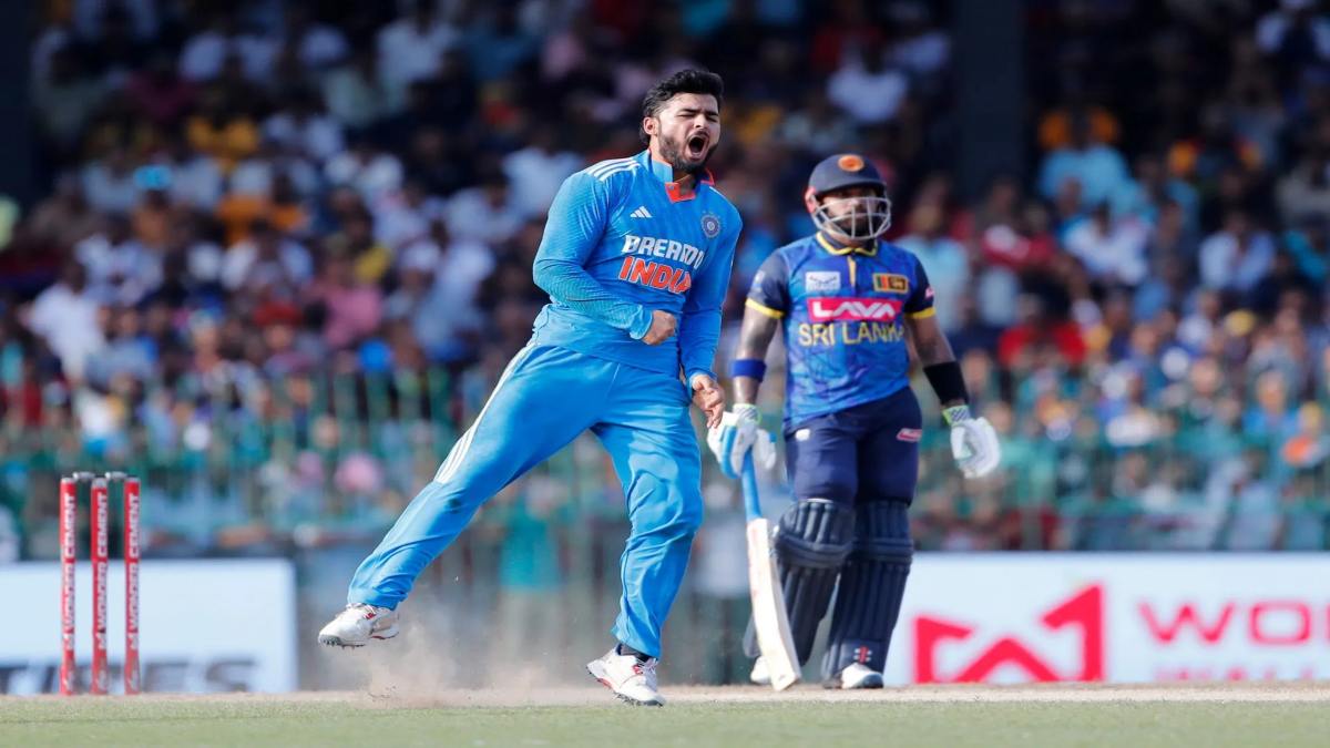 IND vs SL 3rd ODI: डेब्यू मैच में रियान पराग ने रचा इतिहास, श्रीलंका के खिलाफ गेंद से ढाया कहर, चटकाए इतने विकेट