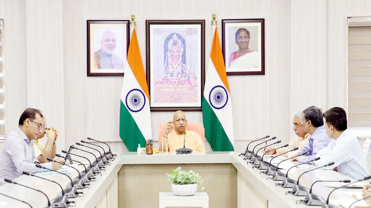 सीएम आवास में चल रही बैठक, कानून व्यवस्था और विकासकार्यों की समीक्षा कर रहे योगी आदित्यनाथ