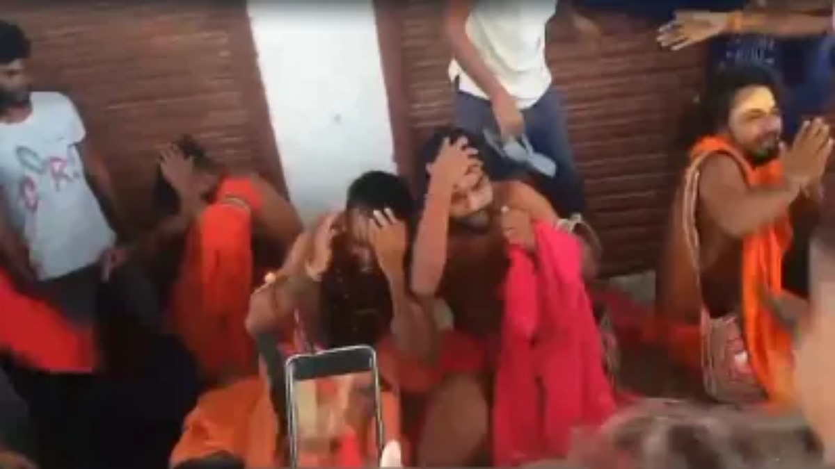 दे दना दन… साधु के भेष में घूम रहे ठगों की चप्पलों से कुटाई, नशीला प्रसाद खिलाकर करते थे चोरी, देखिए VIDEO