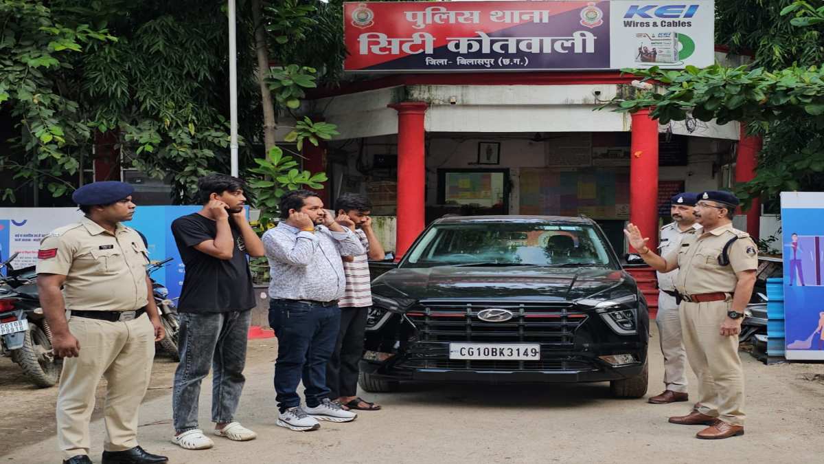 खबर का असर: स्पीड में दौड़ती कार पर खतरनाक स्टंट, Video देख पुलिस ने लिया एक्शन, लगवाई उठक-बैठक