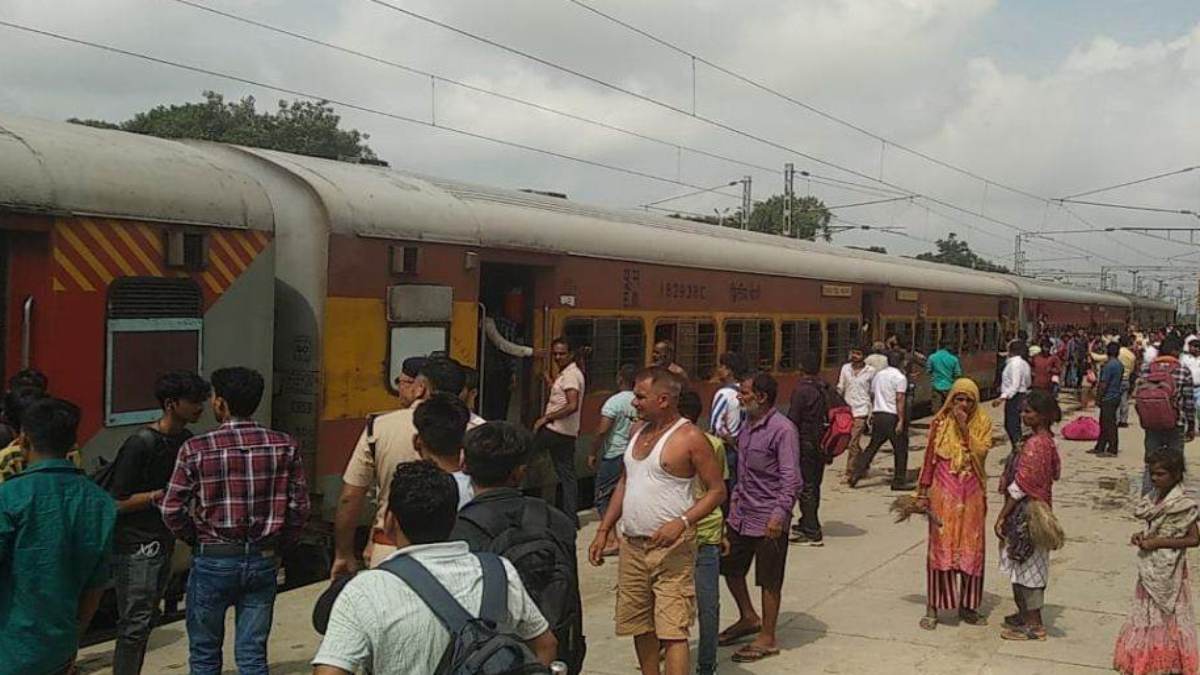 ट्रेन में मची भगदड़, रेलवे पूल से नीचे कूदे कई यात्री, 20 लोग घायल, सात की हालत गंभीर