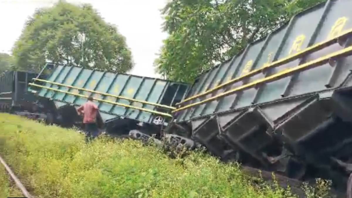 पटरी से उतरकर पलटीं मालगाड़ी की दो बोगियां, कोयला लेकर जा रही थी गाड़ी