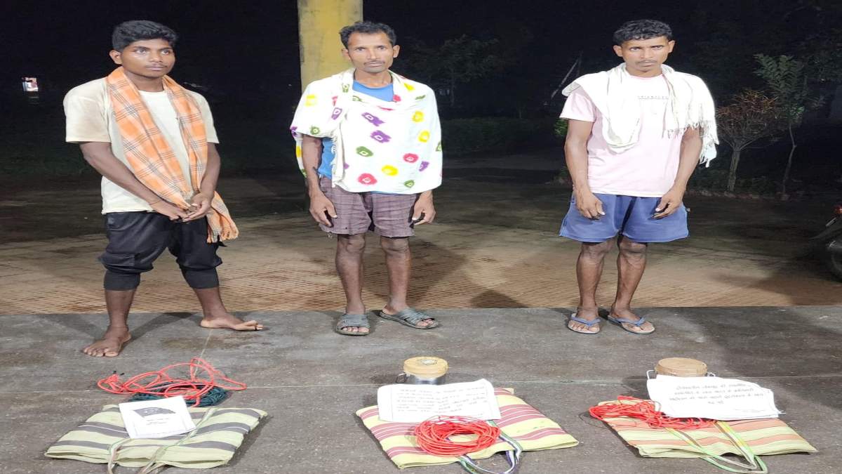 माओवादी विरोध अभियान: सुरक्षाबलों ने 3 नक्सलियों को पकड़ा, टिफिन बम, जिलेटिन स्टीक जब्त