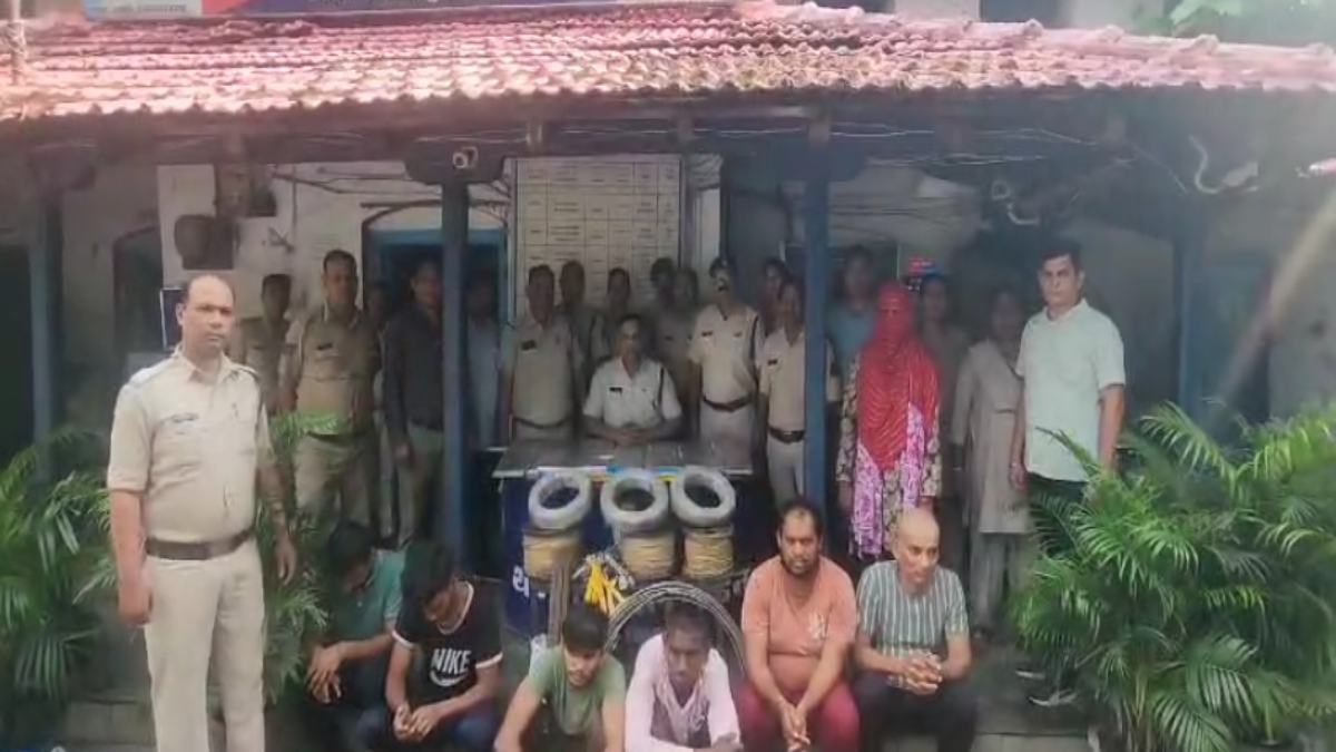 अलग-अलग जगहों पर चोरी करने वाला गिरोह चढ़ा पुलिस के हत्थे, 10 लाख का माल जब्त