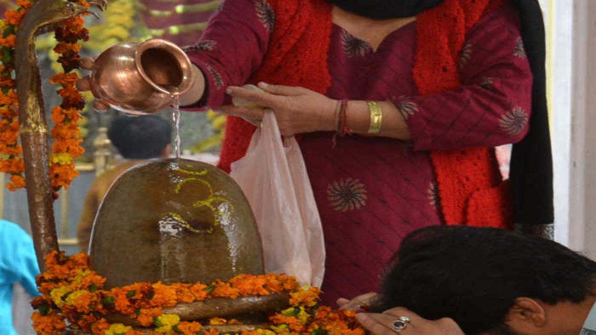 आज गंगाजल में चंदन मिलाकर भगवान शिव का जलाभिषेक करने से मिलेगी इस दोष से मुक्ति, साथ ही दूर होगी आर्थिक तंगी…
