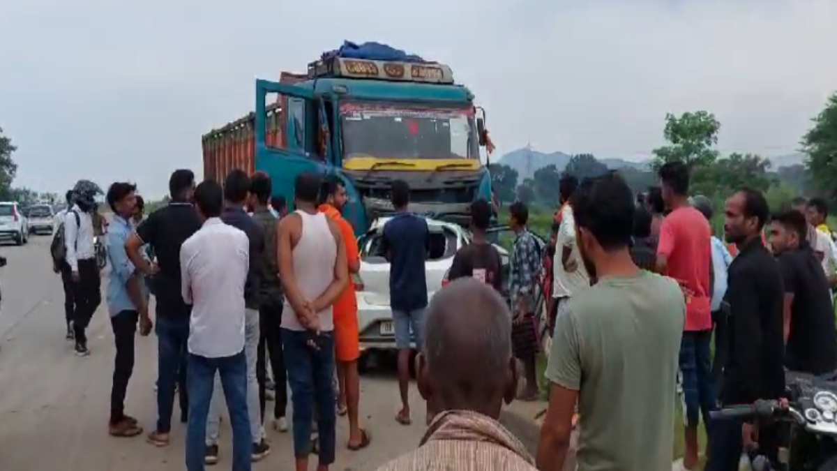 Chhattisgarh : तेज रफ्तार ट्रक की टक्कर से कार सवार तीन लोगों की मौत, मृतकों की शिनाख्ती में जुटी पुलिस