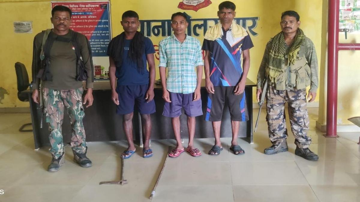 ईनामी जनमिलिशिया कमांडर समेत तीन नक्सली गिरफ्तार, पूर्व जिला पंचायत सदस्य की हत्या में था शामिल