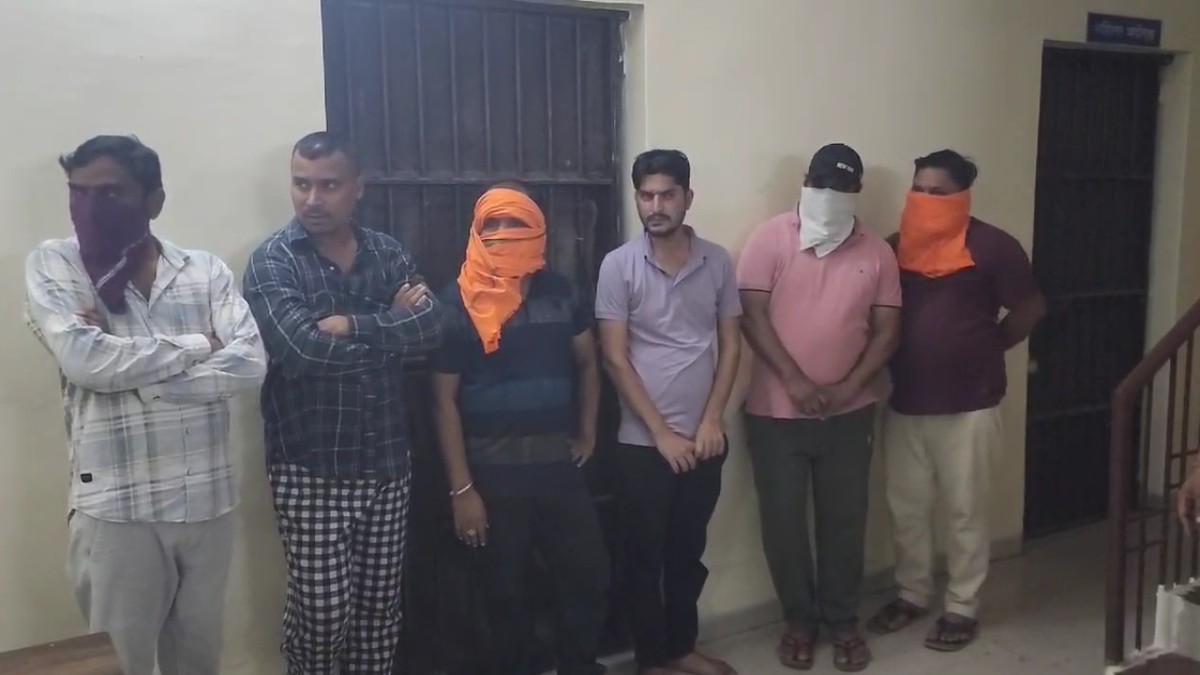 पुलिस और साइबर सेल की बड़ी कार्रवाई, पार्षद के घर पर मारी रेड, 6 जुआरियों को पकड़ा, 10 लाख से अधिक की राशि जब्त