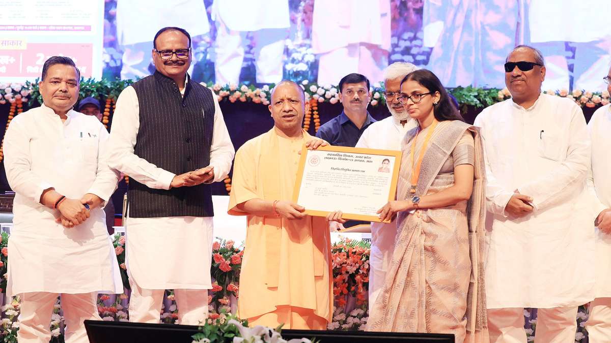 मुख्यमंत्री योगी ने 1036 अभ्यर्थियों को बांटा नियुक्ति पत्र, कहा- 2017 के पहले नौकरी में थी लूट की होड़