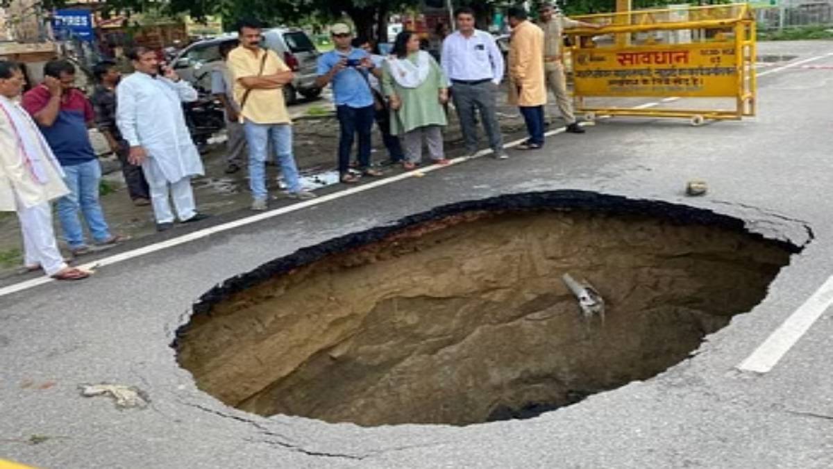 भ्रष्टाचार की खुली पोल : बारिश में फिर धंस गया दयालबाग रोड, 22 फीट लंबा और 18 फीट गहरा हुआ गड्ढा