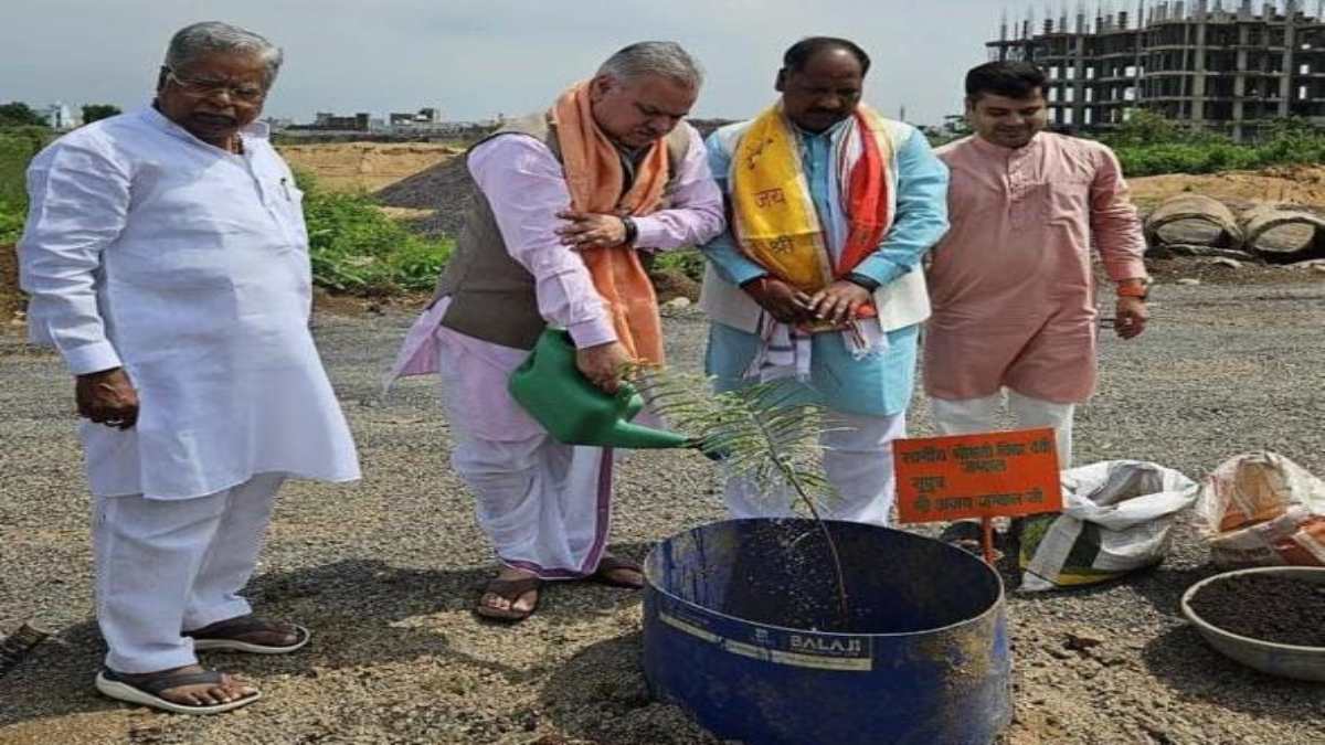 एक पेड़ मां के नाम : भाजपा पदाधिकारियों ने पाम मीडोज में किया पौधारोपण, पर्यावरण संरक्षण का दिया संदेश
