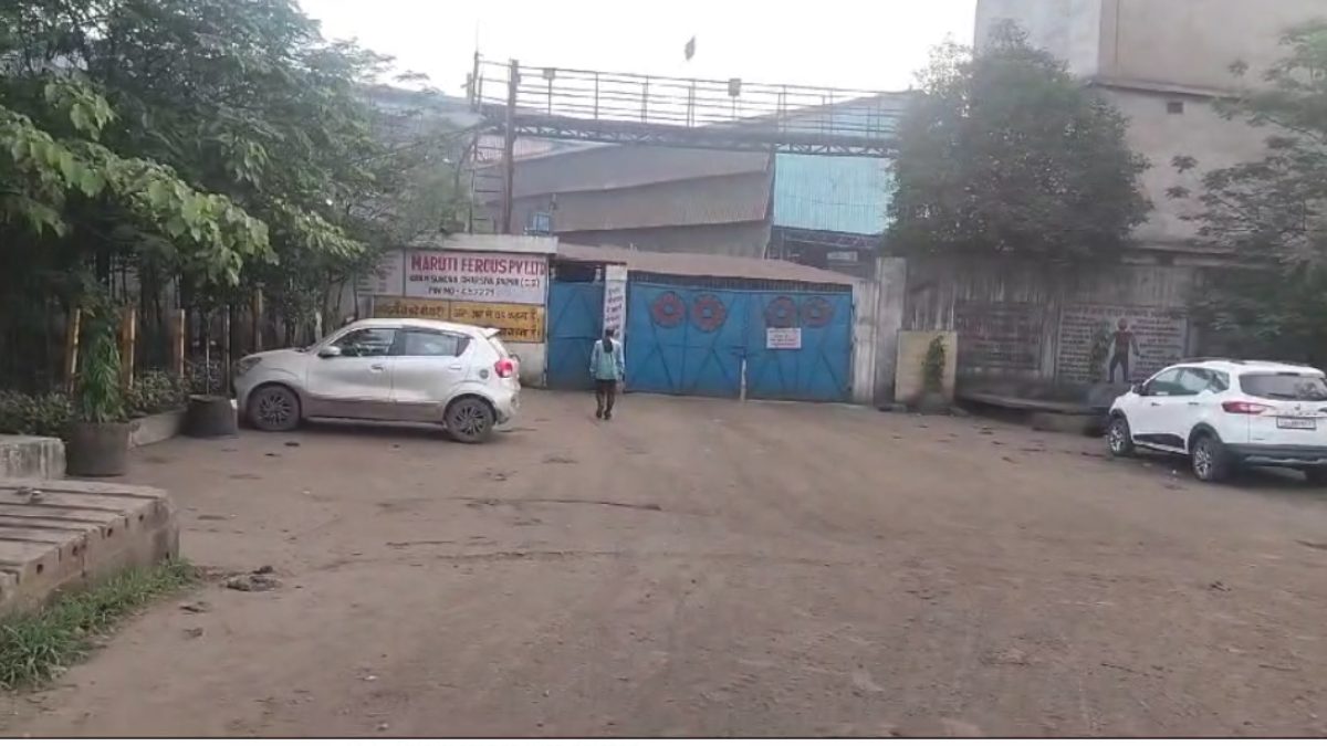 फैक्ट्री में ऊंचाई से गिरा श्रमिक, जूझ रहा जिंदगी और मौत के बीच, प्रबंधन ने नहीं दी पुलिस को सूचना