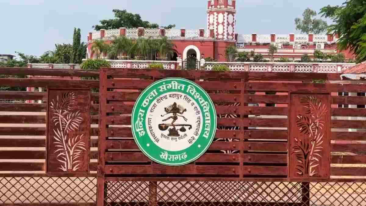 इंदिरा कला संगीत विश्वविद्यालय : छात्रों को पहले पास फिर फेल करने के मामले में दो कर्मचारी निलंबित, कुलसचिव ने जारी किया आदेश