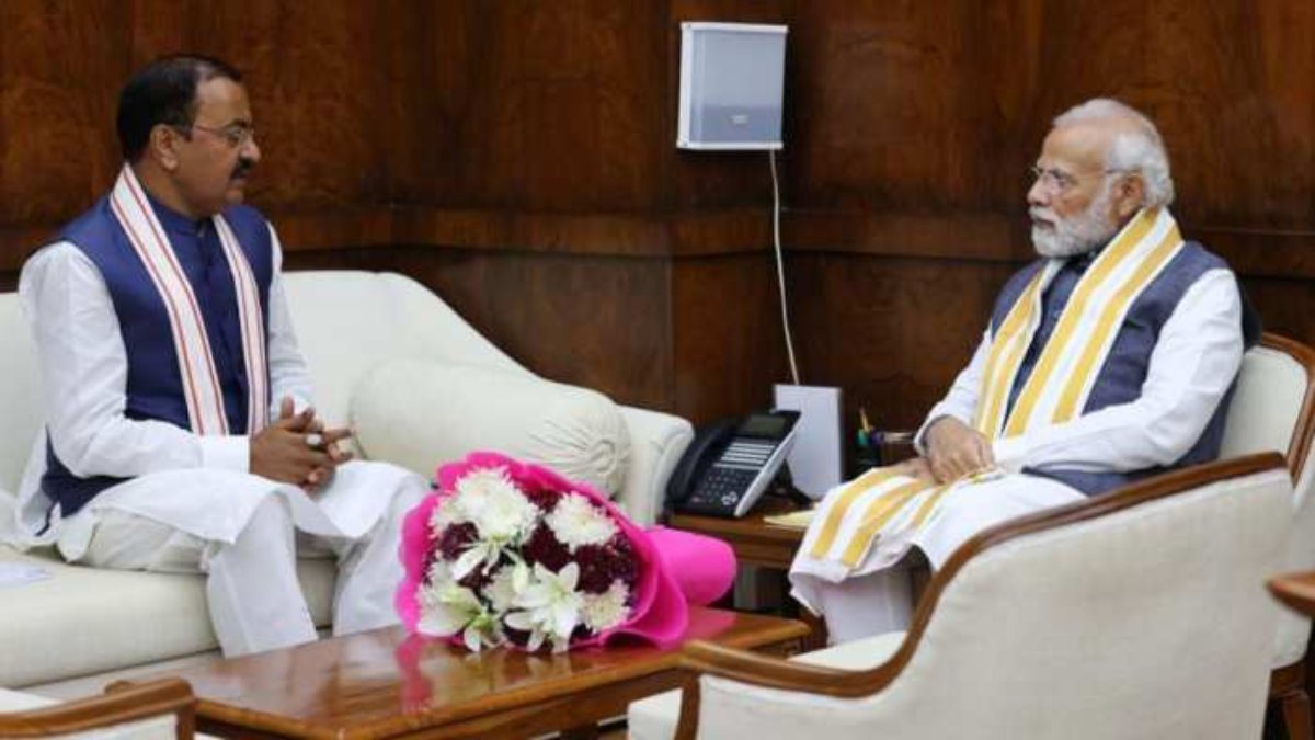UP में फिर आएगा सियासी भूचाल ? सत्ता और संगठन की लड़ाई के बीच पीएम से मिले केशव प्रसाद मौर्य, कह डाली ये बात