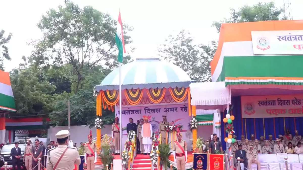 LIVE : सीएम विष्णुदेव साय ने पुलिस परेड ग्राउंड में किया ध्वजारोहण, प्रदेश की जनता को कर रहे संबोधित, देखिये लाइव …