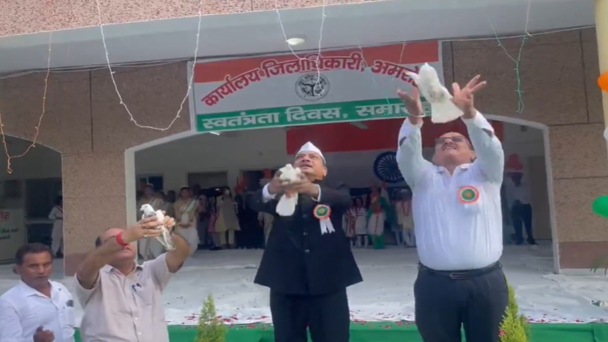 Independence Day 2024 : डीएम ने पालतू कबूतर उड़ाकर दिया संदेश, कहा- आजादी मिलने पर इंसानों की तरह खुश होते हैं पशु-पक्षी