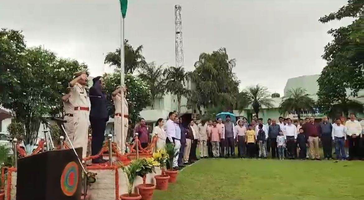 विधानसभा में हर्षोल्लास के साथ मनाया गया स्वतंत्रता दिवस, सचिव दिनेश शर्मा ने अध्यक्ष डॉ. रमन सिंह का पढ़ा संदेश