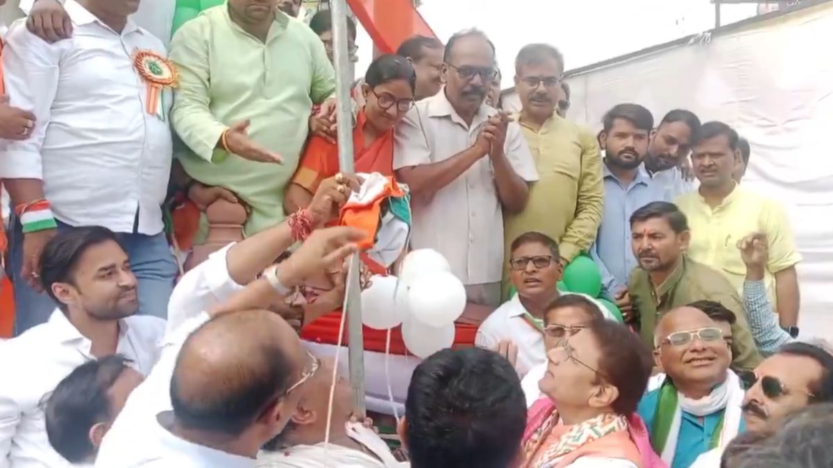 Video : ध्वजारोहण करते समय नीचे आ गिरा ध्वज, अरुण गोविल से कैसे हुई ये अप्रिय घटना ?