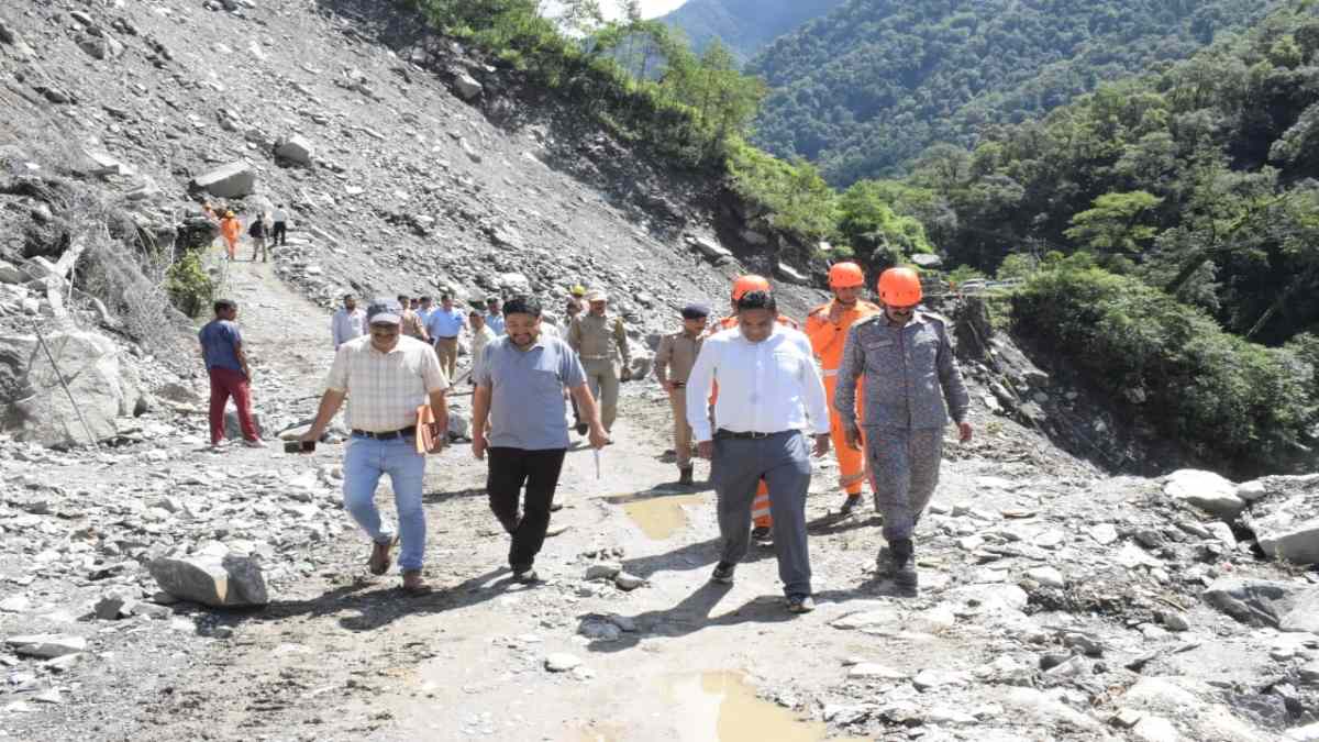 केदारघाटी मार्ग में मरम्मत कार्य जारी, चारधाम यात्रा के जनपद प्रभारी सचिव ने किया निरीक्षण