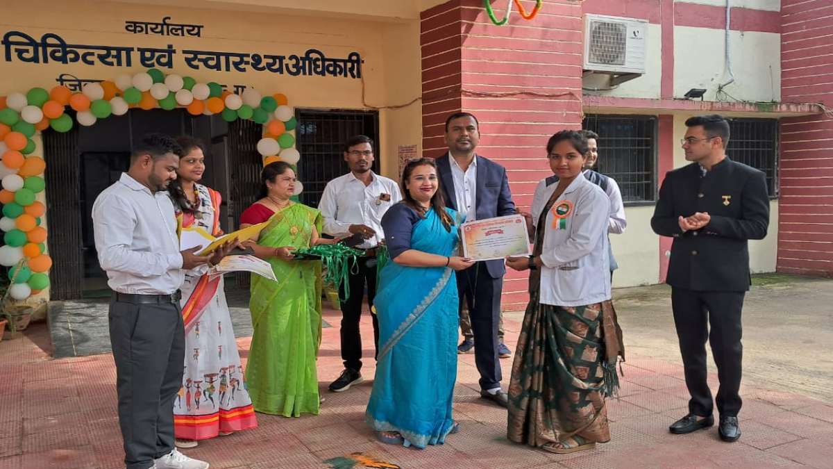 पहुंच विहीन इलाके में बेहतर सेवा के लिए स्वास्थ्य कार्यकर्ताओं को मिला सम्मान, 41 कर्मी हुए सम्मानित