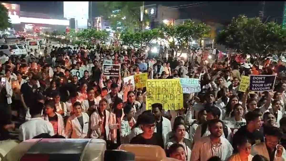 Kolkata Doctor Case: दोषियों को दंड दिलाने की मांग को लेकर IMA समेत संगठनों ने निकाला कैंडल मार्च